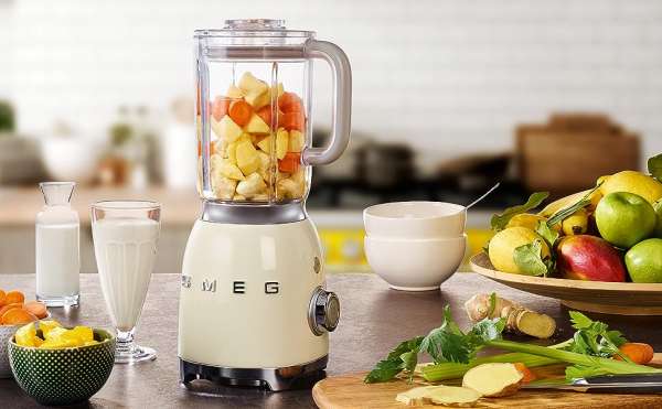 Smeg BLF01CRUS 50s Style Blender Review: Vintage Design Meets Modern Performance product picture